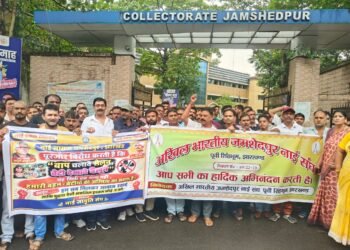 जमशेदपुर में अश्लील गीत‌ के विरोध में नाई समाज का उपायुक्त कार्यालय पर प्रदर्शन, गायक के खिलाफ कार्रवाई की मांग , देखिए – video