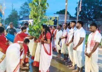 west singhbhum ckp karam parv- चक्रधरपुर में हर्षोल्लास के साथ मनाया गया करम पर्व, बहनों ने भाइयों की लंबी आयु और क्षेत्र की खुशहाली की कामना, मांदर की थाप पर झूमे युवक-युवतियां west singhbhum ckp karam parv- चक्रधरपुर में हर्षोल्लास के साथ मनाया गया करम पर्व, बहनों ने भाइयों की लंबी आयु और क्षेत्र की खुशहाली की कामना, मांदर की थाप पर झूमे युवक-युवतियां