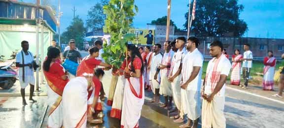 west singhbhum ckp karam parv- चक्रधरपुर में हर्षोल्लास के साथ मनाया गया करम पर्व, बहनों ने भाइयों की लंबी आयु और क्षेत्र की खुशहाली की कामना, मांदर की थाप पर झूमे युवक-युवतियां west singhbhum ckp karam parv- चक्रधरपुर में हर्षोल्लास के साथ मनाया गया करम पर्व, बहनों ने भाइयों की लंबी आयु और क्षेत्र की खुशहाली की कामना, मांदर की थाप पर झूमे युवक-युवतियां