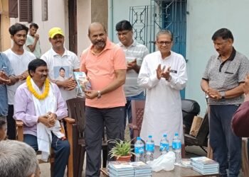 jamshedpur Journalist honored-लक्ष्मीनगर में बदलाव संस्था ने पत्रकार प्रदीपचंद्र केशव को किया सम्मानित, आनंद बिहारी दूबे ने पुस्तक खरीदकर किया हौसला अफजाई