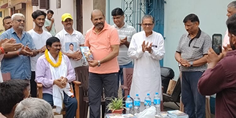 jamshedpur Journalist honored-लक्ष्मीनगर में बदलाव संस्था ने पत्रकार प्रदीपचंद्र केशव को किया सम्मानित, आनंद बिहारी दूबे ने पुस्तक खरीदकर किया हौसला अफजाई jamshedpur Journalist honored-लक्ष्मीनगर में बदलाव संस्था ने पत्रकार प्रदीपचंद्र केशव को किया सम्मानित, आनंद बिहारी दूबे ने पुस्तक खरीदकर किया हौसला अफजाई