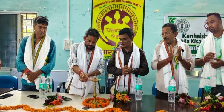 jamshedpur rural- महिला किसान उत्पादक समूह की एजीएम में शामिल हुए विधायक समीर मोहंती, महिलाओं को किया सम्मानित jamshedpur rural- महिला किसान उत्पादक समूह की एजीएम में शामिल हुए विधायक समीर मोहंती, महिलाओं को किया सम्मानित