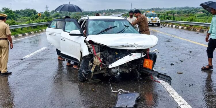 UP road accident- आगरा- लखनऊ एक्सप्रेसवे पर सड़क हादसा, तेज रफ्तार कार अनियंत्रित होकर पलटी, तीन की मौत, दो गंभीर UP road accident- आगरा- लखनऊ एक्सप्रेसवे पर सड़क हादसा, तेज रफ्तार कार अनियंत्रित होकर पलटी, तीन की मौत, दो गंभीर
