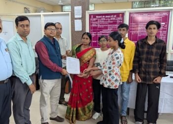 Jamshedpur ESIC : आदित्यपुर के इएसआइसी शाखा कार्यालय में आश्रित परिवारों को सौंपी गई लाखों रुपये की एरियर राशि, इन लोगों को मिला लाभ Jamshedpur ESIC : आदित्यपुर के इएसआइसी शाखा कार्यालय में आश्रित परिवारों को सौंपी गई लाखों रुपये की एरियर राशि, इन लोगों को मिला लाभ
