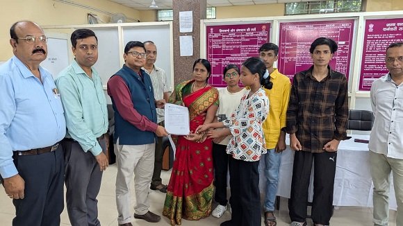Jamshedpur ESIC : आदित्यपुर के इएसआइसी शाखा कार्यालय में आश्रित परिवारों को सौंपी गई लाखों रुपये की एरियर राशि, इन लोगों को मिला लाभ Jamshedpur ESIC : आदित्यपुर के इएसआइसी शाखा कार्यालय में आश्रित परिवारों को सौंपी गई लाखों रुपये की एरियर राशि, इन लोगों को मिला लाभ