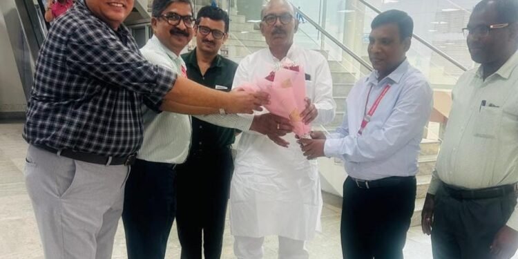 Jharkhand vidhansabha speaker returns from south africa : दक्षिण अफ्रीका के केपटाउन में 69वे राष्ट्रमंडल संसदीय सम्मेलन में भाग लेकर लौटे विधानसभा अध्यक्ष रवींद्र नाथ महतो, देश की संसदीय व्यवस्था के बारे में दी जानकारी Jharkhand vidhansabha speaker returns from south africa : दक्षिण अफ्रीका के केपटाउन में 69वे राष्ट्रमंडल संसदीय सम्मेलन में भाग लेकर लौटे विधानसभा अध्यक्ष रवींद्र नाथ महतो, देश की संसदीय व्यवस्था के बारे में दी जानकारी