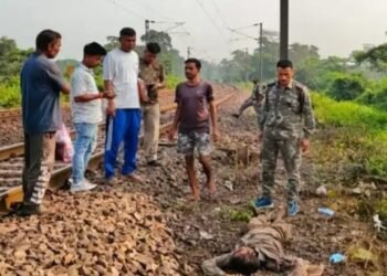 Saraikela body found: कांड्रा में रेलवे ट्रैक किनारे मिला युवक का शव, सिर पर चोट के निशान Saraikela body found: कांड्रा में रेलवे ट्रैक किनारे मिला युवक का शव, सिर पर चोट के निशान