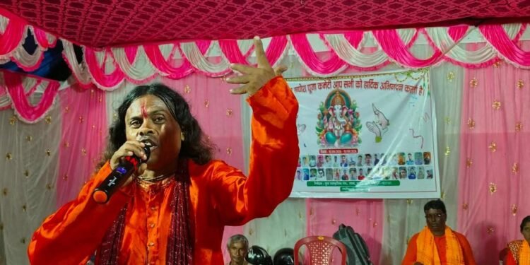 Jamshedpur rural folk singer – अंगूठा छाप कलाकार के कंठ में बसते हैं 200 से अधिक लोकगीत, पटमदा की लोककला को दे रहे पहचान Jamshedpur rural folk singer – अंगूठा छाप कलाकार के कंठ में बसते हैं 200 से अधिक लोकगीत, पटमदा की लोककला को दे रहे पहचान