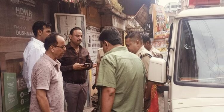 Jamshedpur theft : जुगसलाई में दुकान से एक लाख नकद समेत कीमती सामान की चोरी, स्कूटी से पहुंचे थे दो चोर, देखिए – video Jamshedpur theft : जुगसलाई में दुकान से एक लाख नकद समेत कीमती सामान की चोरी, स्कूटी से पहुंचे थे दो चोर, देखिए – video