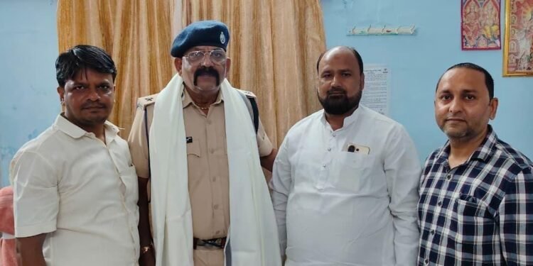Jamshedpur central peace committee honoured : आजादनगर के नए थाना प्रभारी राजन कुमार का केंद्रीय शांति समिति ने किया स्वागत