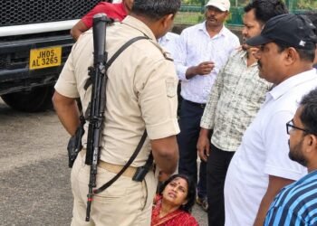 Jamshedpur public protest – टेल्को में सड़क हादसे के बाद लोगों ने दिया धरना, बेतरतीब पार्किंग पर जताया आक्रोश Jamshedpur public protest – टेल्को में सड़क हादसे के बाद लोगों ने दिया धरना, बेतरतीब पार्किंग पर जताया आक्रोश