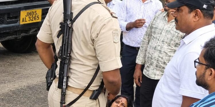 Jamshedpur public protest – टेल्को में सड़क हादसे के बाद लोगों ने दिया धरना, बेतरतीब पार्किंग पर जताया आक्रोश Jamshedpur public protest – टेल्को में सड़क हादसे के बाद लोगों ने दिया धरना, बेतरतीब पार्किंग पर जताया आक्रोश