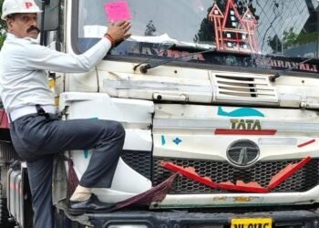 Jamshedpur traffic police in action – गोलमुरी में अवैध पार्किंग के खिलाफ चला अभियान, सड़क किनारे गलत दिशा में खड़े वाहनों का काटा चालान Jamshedpur traffic police in action – गोलमुरी में अवैध पार्किंग के खिलाफ चला अभियान, सड़क किनारे गलत दिशा में खड़े वाहनों का काटा चालान