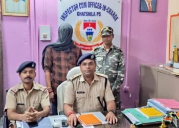 Jamshedpur rural police action – घाटशिला में मां की हत्या करने के मामले में आरोपी बेटा गिरफ्तार, लकड़ी का कुंदा बरामद Jamshedpur rural police action – घाटशिला में मां की हत्या करने के मामले में आरोपी बेटा गिरफ्तार, लकड़ी का कुंदा बरामद