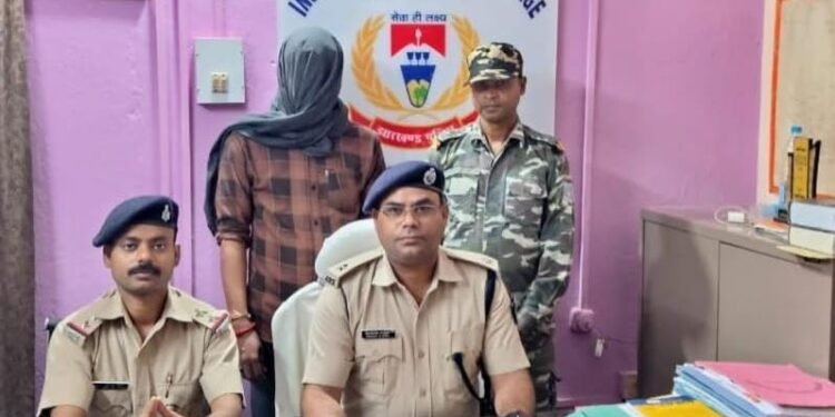 Jamshedpur rural police action – घाटशिला में मां की हत्या करने के मामले में आरोपी बेटा गिरफ्तार, लकड़ी का कुंदा बरामद Jamshedpur rural police action – घाटशिला में मां की हत्या करने के मामले में आरोपी बेटा गिरफ्तार, लकड़ी का कुंदा बरामद