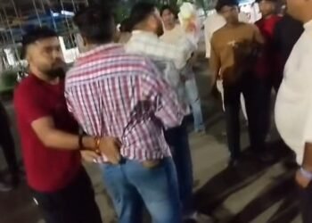 Jamshedpur medicine black market : टीएमएच के बाहर ही हो रही दवाओं की कालाबाजारी, आगे में लगी दुकान में 5300 की दवा 9500 में बेचने को लेकर हंगामा, पिटाई Jamshedpur medicine black market : टीएमएच के बाहर ही हो रही दवाओं की कालाबाजारी, आगे में लगी दुकान में 5300 की दवा 9500 में बेचने को लेकर हंगामा, पिटाई
