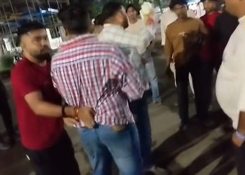 Jamshedpur medicine black market : टीएमएच के बाहर ही हो रही दवाओं की कालाबाजारी, आगे में लगी दुकान में 5300 की दवा 9500 में बेचने को लेकर हंगामा, पिटाई Jamshedpur medicine black market : टीएमएच के बाहर ही हो रही दवाओं की कालाबाजारी, आगे में लगी दुकान में 5300 की दवा 9500 में बेचने को लेकर हंगामा, पिटाई