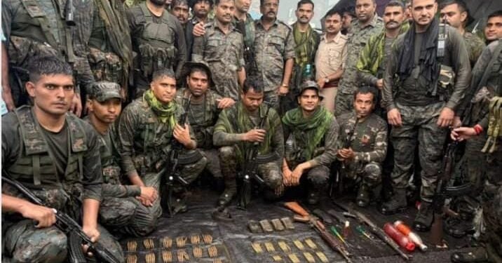 Jamshedpur rural police search operation – एमजीएम थाना क्षेत्र व चाकुलिया जंगल में चला सर्च अभियान, भारी मात्रा में हथियार व गोला-बारूद बरामद Jamshedpur rural police search operation – एमजीएम थाना क्षेत्र व चाकुलिया जंगल में चला सर्च अभियान, भारी मात्रा में हथियार व गोला-बारूद बरामद