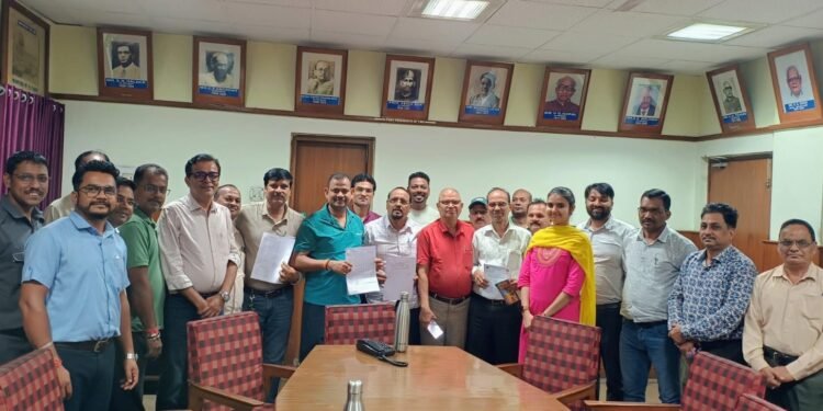 Tata workers union bonus : टाटा वर्कर्स यूनियन के कर्मचारियों को मिलेगा 17.5 फीसदी बोनस, पिछले साल मिला ता 18.5 फीसदी Tata workers union bonus : टाटा वर्कर्स यूनियन के कर्मचारियों को मिलेगा 17.5 फीसदी बोनस, पिछले साल मिला ता 18.5 फीसदी