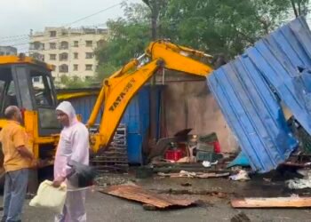 Jamshedpur anti encroachment drive : टेल्को लोयोला स्कूल के पास प्रशासन ने चलाया अतिक्रमण हटाओ अभियान, अवैध दुकानें ध्वस्त Jamshedpur anti encroachment drive : टेल्को लोयोला स्कूल के पास प्रशासन ने चलाया अतिक्रमण हटाओ अभियान, अवैध दुकानें ध्वस्त