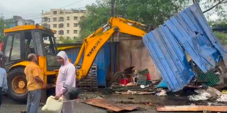 Jamshedpur anti encroachment drive : टेल्को लोयोला स्कूल के पास प्रशासन ने चलाया अतिक्रमण हटाओ अभियान, अवैध दुकानें ध्वस्त