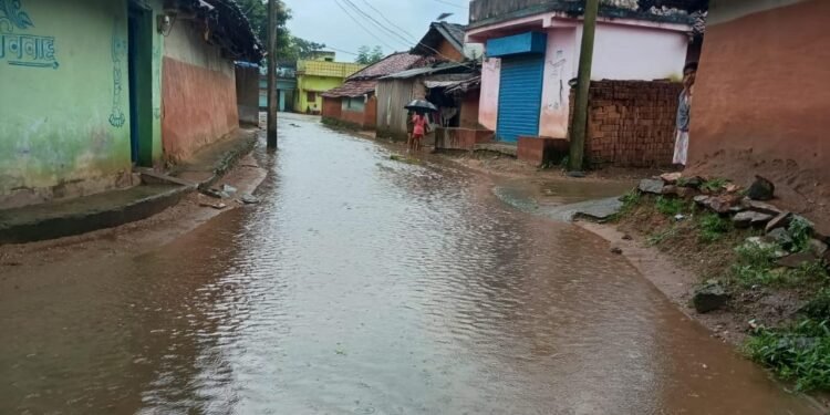 Jamshedpur rural rain effect – लगातार बारिश से बागों गांव की सड़क बनी झील, जन-जीवन अस्त-व्यस्त Jamshedpur rural rain effect – लगातार बारिश से बागों गांव की सड़क बनी झील, जन-जीवन अस्त-व्यस्त