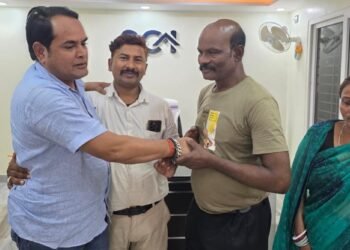Jamshedpur helping hand – जमशेदपुर के समाजसेवी बाबू वीरेंद्र सिंह ने दिखाई इंसानियत, टीएमएच में चल रहे नवजात बच्चे के इलाज में की मदद
