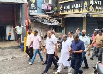 Jamshedpur golmuri bajar band – बैंक डकैती और ज्वेलरी दुकान में चोरी के विरोध में गोलमुरी बाजार बंद, कारोबारियों में आक्रोश Jamshedpur golmuri bajar band – बैंक डकैती और ज्वेलरी दुकान में चोरी के विरोध में गोलमुरी बाजार बंद, कारोबारियों में आक्रोश