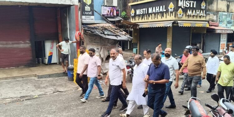 Jamshedpur golmuri bajar band – बैंक डकैती और ज्वेलरी दुकान में चोरी के विरोध में गोलमुरी बाजार बंद, कारोबारियों में आक्रोश