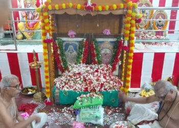 Jamshedpur puja : कदमा के श्री राम पादुका आश्रम में आयोजित हुआ भव्य लक्षार्चन, उमड़े श्रद्धालु