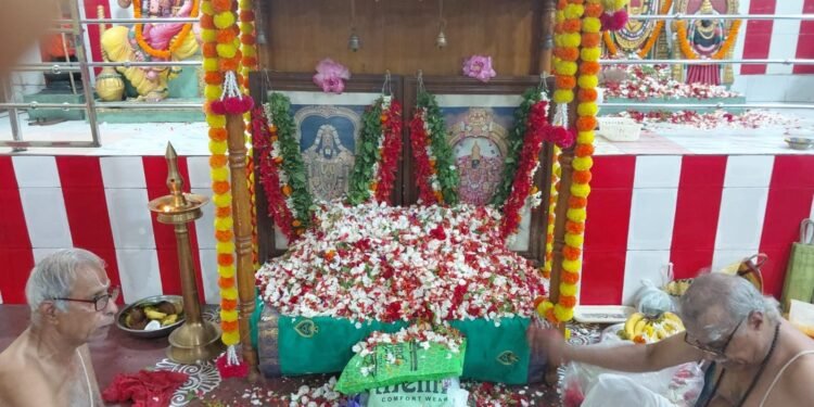 Jamshedpur puja : कदमा के श्री राम पादुका आश्रम में आयोजित हुआ भव्य लक्षार्चन, उमड़े श्रद्धालु Jamshedpur puja : कदमा के श्री राम पादुका आश्रम में आयोजित हुआ भव्य लक्षार्चन, उमड़े श्रद्धालु