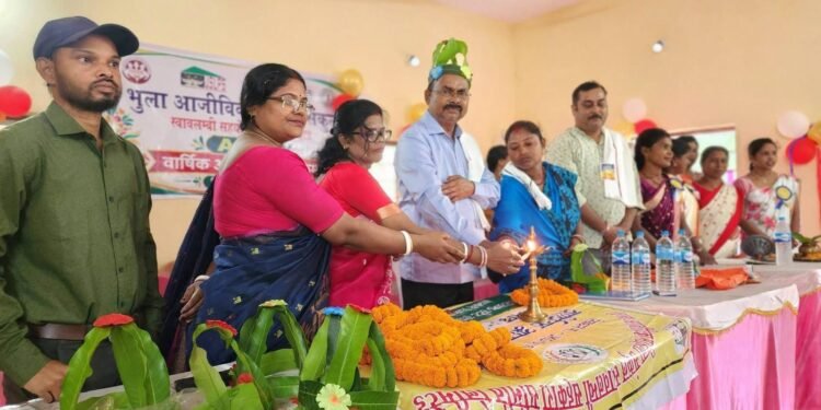 Jamshedpur jugsalai mla mangal kalindi in bodam : भुला में आजीविका महिला संकुल सावलंबी सहयोग समिति लिमिटेड की वार्षिक आमसभा संपन्न, जुगसलाई विधायक मंगल कालिंदी ने महिला समूहों को दिया आत्मनिर्भर बनने का संदेश Jamshedpur jugsalai mla mangal kalindi in bodam : भुला में आजीविका महिला संकुल सावलंबी सहयोग समिति लिमिटेड की वार्षिक आमसभा संपन्न, जुगसलाई विधायक मंगल कालिंदी ने महिला समूहों को दिया आत्मनिर्भर बनने का संदेश