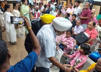 Jamshedpur mtmh cancare rose day : एमटीएमएच के कैंसर मरीजों के बीच कैनकेयर ने बांटी खुशियां, मनाया रोज डे, हौंसला बढ़ाया