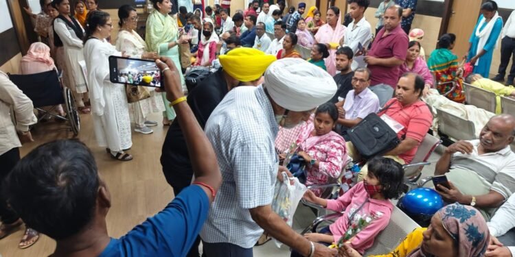 Jamshedpur mtmh cancare rose day : एमटीएमएच के कैंसर मरीजों के बीच कैनकेयर ने बांटी खुशियां, मनाया रोज डे, हौंसला बढ़ाया Jamshedpur mtmh cancare rose day : एमटीएमएच के कैंसर मरीजों के बीच कैनकेयर ने बांटी खुशियां, मनाया रोज डे, हौंसला बढ़ाया