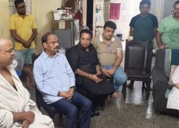 Jamshedpur marine drive accident : सोनारी के मरीन ड्राइव हादसा : सार्थक, नमन और वंशिका के परिजनों से मिले पूर्व सीएम रघुवर दास और विधायक सरयू राय, जताई गहरी संवेदना