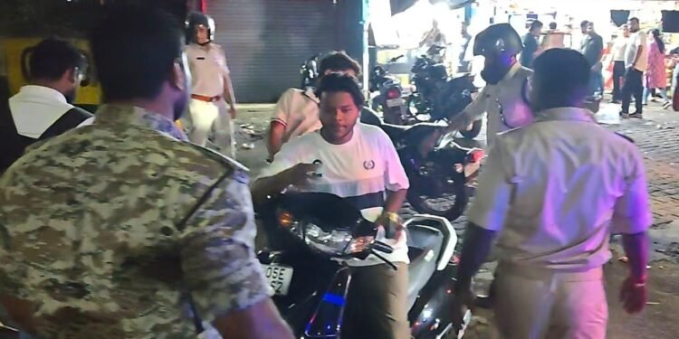 Jamshedpur night patrolling drive – बिष्टुपुर में पुलिस ने चलाया रात्रि गश्ती अभियान, लोगों से सहयोग की अपील Jamshedpur night patrolling drive – बिष्टुपुर में पुलिस ने चलाया रात्रि गश्ती अभियान, लोगों से सहयोग की अपील