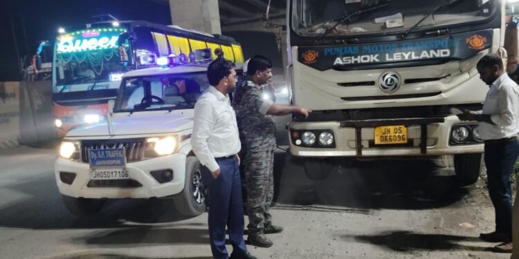 Jamshedpur administration action : जमशेदपुर में पुलिस और प्रशासन हरकत में आया, पारडीह से बालिगुमा तक नेशनल हाईवे पर अवैध पार्किंग के विरुद्ध चला अभियान, 45 वाहन संचालकों से 2.5 लाख रुपये से अधिक जुर्माना वसूला गया Jamshedpur administration action : जमशेदपुर में पुलिस और प्रशासन हरकत में आया, पारडीह से बालिगुमा तक नेशनल हाईवे पर अवैध पार्किंग के विरुद्ध चला अभियान, 45 वाहन संचालकों से 2.5 लाख रुपये से अधिक जुर्माना वसूला गया