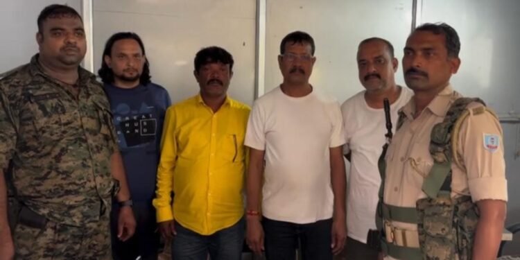 Jamshedpur bindal mall firing case : सोनारी के बिंदल मॉल में फायरिंग को लेकर पकड़े गए चारों साजिशकर्ता को रायपुर से जमशेदपुर लेकर पहुंची पुलिस, रायपुर पुलिस ने गिरफ्तारी पर कही यह बात, देखिये – video Jamshedpur bindal mall firing case : सोनारी के बिंदल मॉल में फायरिंग को लेकर पकड़े गए चारों साजिशकर्ता को रायपुर से जमशेदपुर लेकर पहुंची पुलिस, रायपुर पुलिस ने गिरफ्तारी पर कही यह बात, देखिये – video