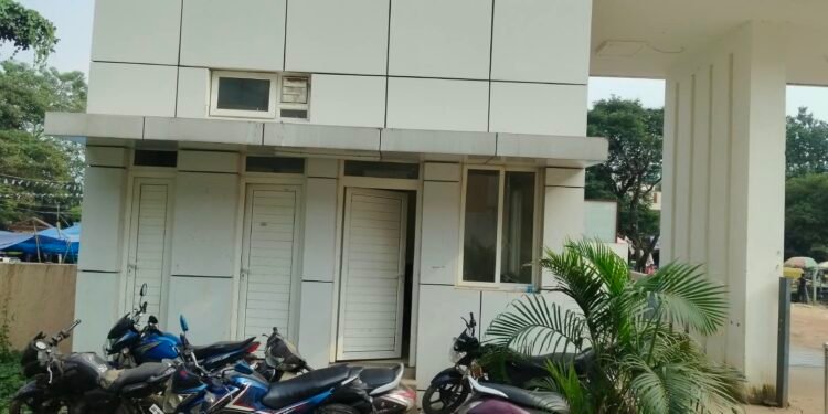 Jamshedpur hospital issue – एमजीएम अस्पताल के गार्ड रूम में 15 दिनों से पानी की आपूर्ति ठप, शौचालय की गंदगी से जवान परेशान Jamshedpur hospital issue – एमजीएम अस्पताल के गार्ड रूम में 15 दिनों से पानी की आपूर्ति ठप, शौचालय की गंदगी से जवान परेशान