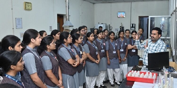 Jamshedpur rv students visit csir nml Jamshedpur : साकची राजेंद्र विद्यालय के 102 विद्यार्थियों व 5 शिक्षकों ने किया सीएसआइआर एनएमएल का भ्रमण, विद्यार्थियों को मिला विभिन्न विभागों की प्रायोगिक अनुसंधान गतिविधियां समझने का मौका