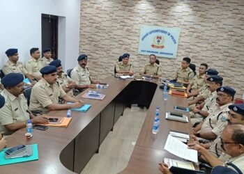 Jamshedpur & saraikela police meeting for better policing : अपराध नियंत्रण के लिए जमशेदपुर व सरायकेला की पुलिस ने मिलाए हाथ, जमशेदपुर में दोनों जिलों के पुलिस आधिकारियों की हुई बैठक, अपराधियों पर कार्रवाई एवं बेहतर पुलिसिंग को लेकर हुई चर्चा,   