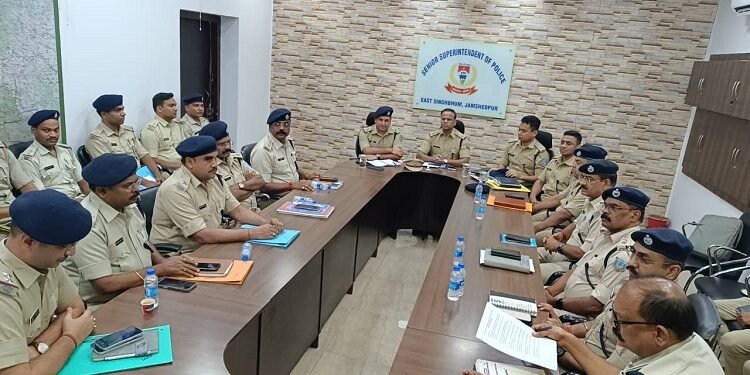 Jamshedpur & saraikela police meeting for better policing : अपराध नियंत्रण के लिए जमशेदपुर व सरायकेला की पुलिस ने मिलाए हाथ, जमशेदपुर में दोनों जिलों के पुलिस आधिकारियों की हुई बैठक, अपराधियों पर कार्रवाई एवं बेहतर पुलिसिंग को लेकर हुई चर्चा, Jamshedpur & saraikela police meeting for better policing : अपराध नियंत्रण के लिए जमशेदपुर व सरायकेला की पुलिस ने मिलाए हाथ, जमशेदपुर में दोनों जिलों के पुलिस आधिकारियों की हुई बैठक, अपराधियों पर कार्रवाई एवं बेहतर पुलिसिंग को लेकर हुई चर्चा,