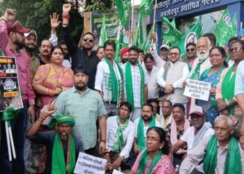 Jamshedpur jmm protest : झामुमो का साकची जेएनएसी एवं मानगो नगर निगम कार्यालय पर जोरदार प्रदर्शन, केंद्र सरकार के एमएमडीआर बिल का किया विरोध, विधेयक वापस लिये जाने तक आंदोलन रहेगा जारी, पार्टी नेताओं ने उग्र आंदोलन करने की दी चेतावनी Jamshedpur jmm protest : झामुमो का साकची जेएनएसी एवं मानगो नगर निगम कार्यालय पर जोरदार प्रदर्शन, केंद्र सरकार के एमएमडीआर बिल का किया विरोध, विधेयक वापस लिये जाने तक आंदोलन रहेगा जारी, पार्टी नेताओं ने उग्र आंदोलन करने की दी चेतावनी