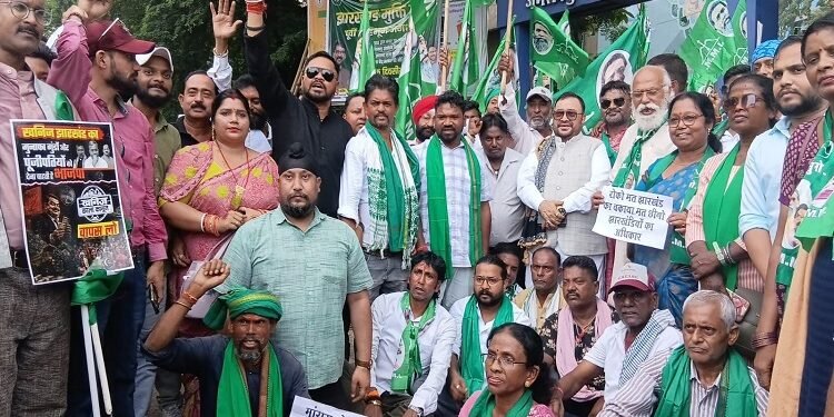 Jamshedpur jmm protest : झामुमो का साकची जेएनएसी एवं मानगो नगर निगम कार्यालय पर जोरदार प्रदर्शन, केंद्र सरकार के एमएमडीआर बिल का किया विरोध, विधेयक वापस लिये जाने तक आंदोलन रहेगा जारी, पार्टी नेताओं ने उग्र आंदोलन करने की दी चेतावनी Jamshedpur jmm protest : झामुमो का साकची जेएनएसी एवं मानगो नगर निगम कार्यालय पर जोरदार प्रदर्शन, केंद्र सरकार के एमएमडीआर बिल का किया विरोध, विधेयक वापस लिये जाने तक आंदोलन रहेगा जारी, पार्टी नेताओं ने उग्र आंदोलन करने की दी चेतावनी