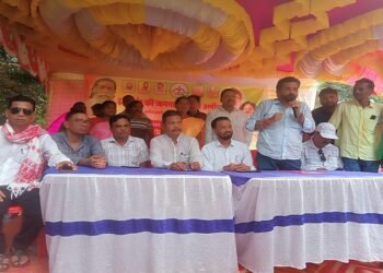 Jamshedpur rural jmm protest : बहरागोड़ा व चाकुलिया प्रखंड कार्यालयों पर झामुमो का धरना प्रदर्शन, हजारों ग्रामीण हुए शामिल, खान व खनिज संशोधन विधेयक का किया विरोध, विधायक समीर मोहंती ने केंद्र पर लगाया हक छीनने का आरोप Jamshedpur rural jmm protest : बहरागोड़ा व चाकुलिया प्रखंड कार्यालयों पर झामुमो का धरना प्रदर्शन, हजारों ग्रामीण हुए शामिल, खान व खनिज संशोधन विधेयक का किया विरोध, विधायक समीर मोहंती ने केंद्र पर लगाया हक छीनने का आरोप