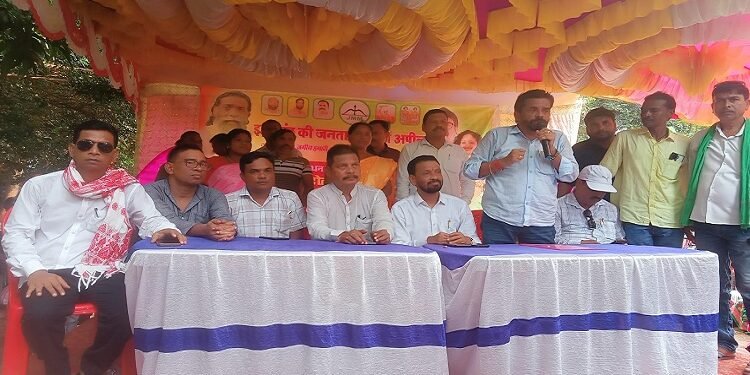 Jamshedpur rural jmm protest : बहरागोड़ा व चाकुलिया प्रखंड कार्यालयों पर झामुमो का धरना प्रदर्शन, हजारों ग्रामीण हुए शामिल, खान व खनिज संशोधन विधेयक का किया विरोध, विधायक समीर मोहंती ने केंद्र पर लगाया हक छीनने का आरोप