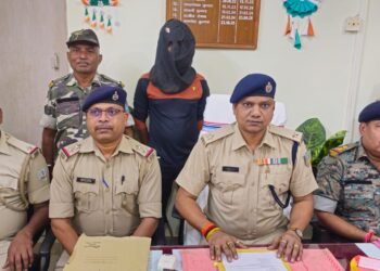 West singhbhum murder accused arrested : चक्रधरपुर सीडीपीओ ऑफिस कर्मी अनीता बिंद की हत्या का आरोपी गिरफ्तार, अनीता के शादी से मना करने पर चाकू से रेत दिया गला West singhbhum murder accused arrested : चक्रधरपुर सीडीपीओ ऑफिस कर्मी अनीता बिंद की हत्या का आरोपी गिरफ्तार, अनीता के शादी से मना करने पर चाकू से रेत दिया गला