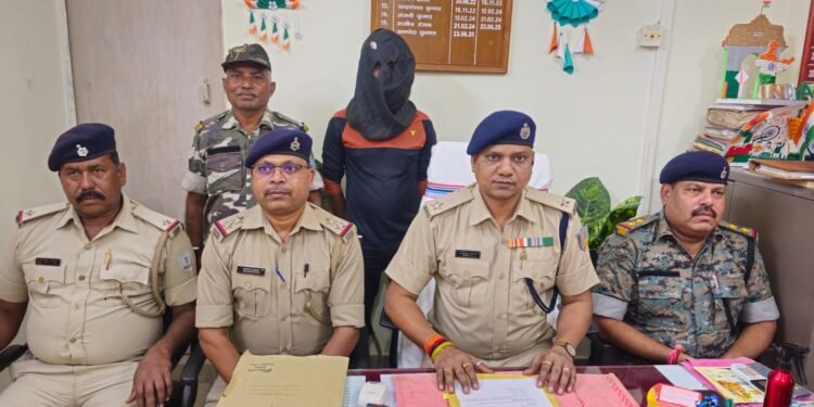 West singhbhum murder accused arrested : चक्रधरपुर सीडीपीओ ऑफिस कर्मी अनीता बिंद की हत्या का आरोपी गिरफ्तार, अनीता के शादी से मना करने पर चाकू से रेत दिया गला