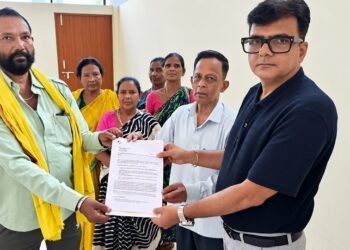 Jamshedpur jugsalai np retired employees demands : जुगसलाई नप के रिटायर्ड कर्मियों ने भाजपा नगर निकाय प्रकोष्ठ के संयोजक अनिल मोदी को सौंपा ज्ञापन, लंबित मांगें पूरी कराने की पहल का मिला आश्वासन