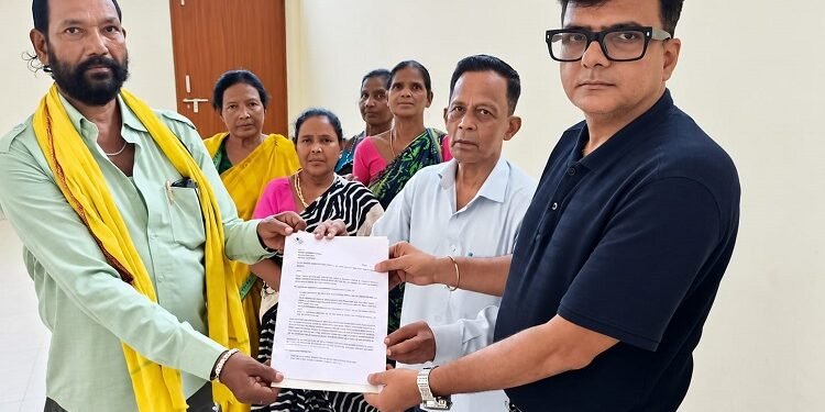 Jamshedpur jugsalai np retired employees demands : जुगसलाई नप के रिटायर्ड कर्मियों ने भाजपा नगर निकाय प्रकोष्ठ के संयोजक अनिल मोदी को सौंपा ज्ञापन, लंबित मांगें पूरी कराने की पहल का मिला आश्वासन